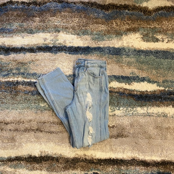 Hollister Ultra High Rise Mom Jean - Picture 3 of 4
